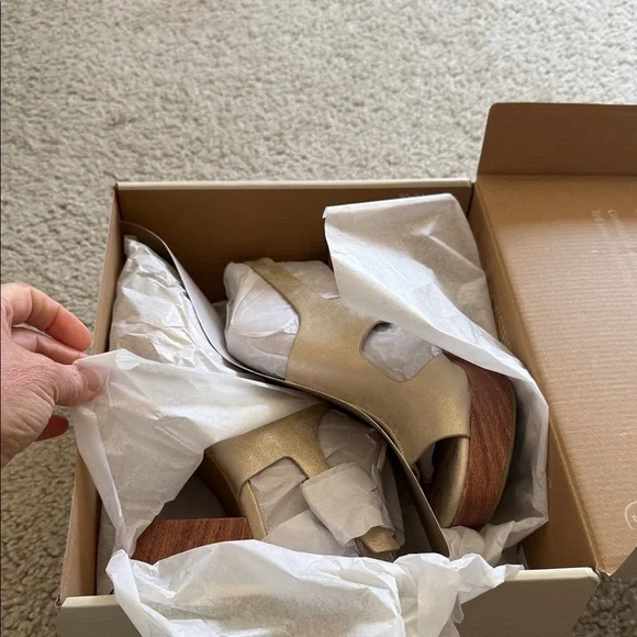 Life Stride Women's Metallic Gold Block Heels - Picture 6 of 6